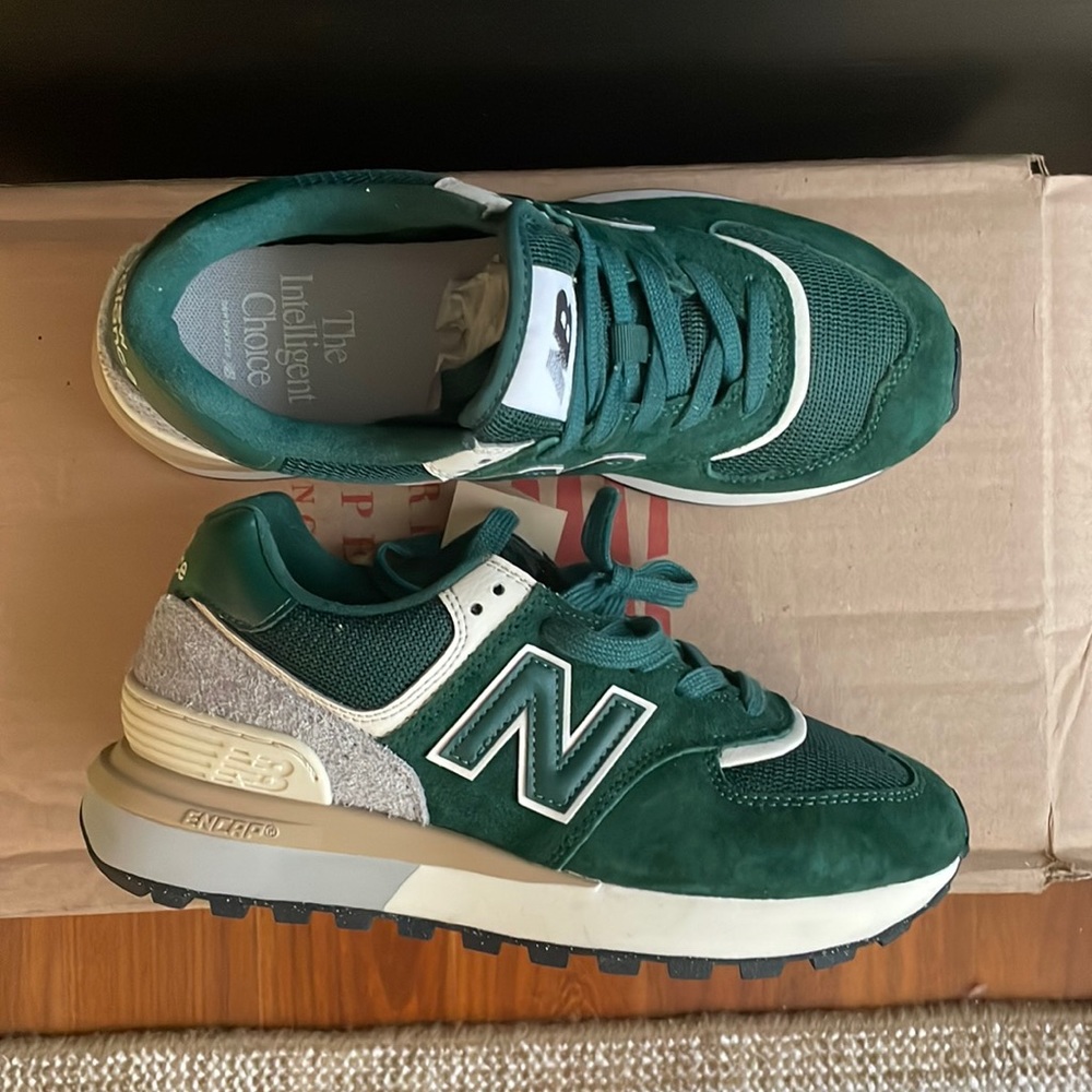 New Balance U574LGNW Green with silver Women’s 7.5 new with tags in box